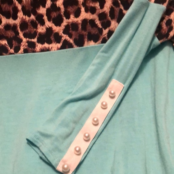 🛍️T-shirt. Teal and Leopard print on shoulders - Picture 2 of 3